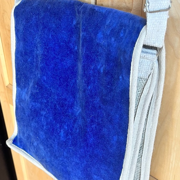 Embroidered Jewel Burlap
Crossbody Satchel NEW - Picture 7 of 9